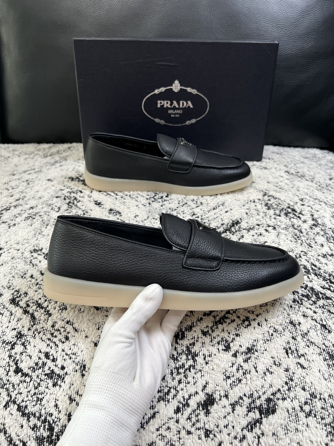 PRADA  高品质  顶级工艺品 普拉达 专柜同步 原厂配置，意大利进口原版牛皮面料，透气舒适进口水染牛里垫，鞋底：原