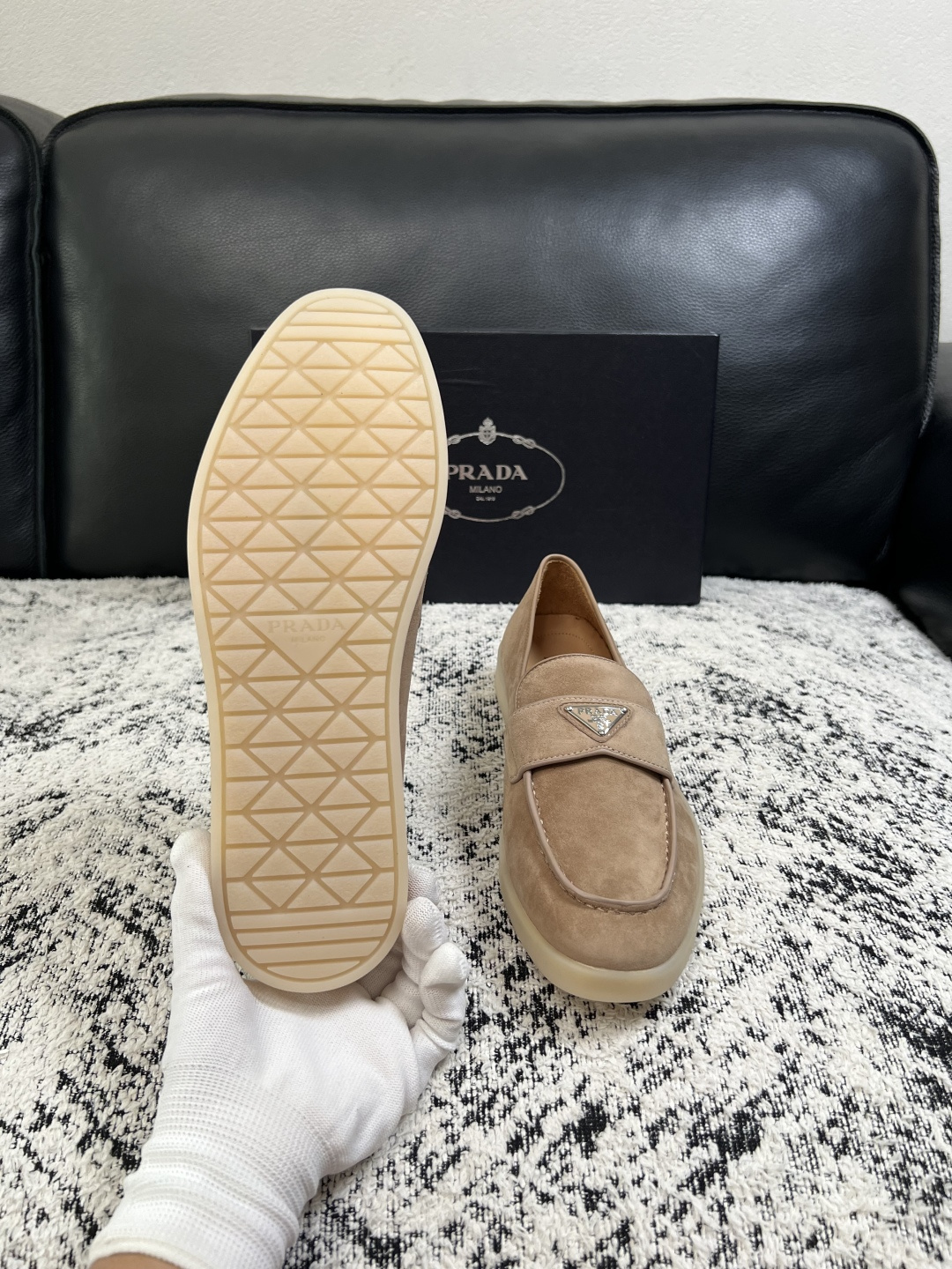 PRADA  高品质  顶级工艺品 普拉达 专柜同步 原厂配置，意大利进口原版牛皮面料，透气舒适进口水染牛里垫，鞋底：原