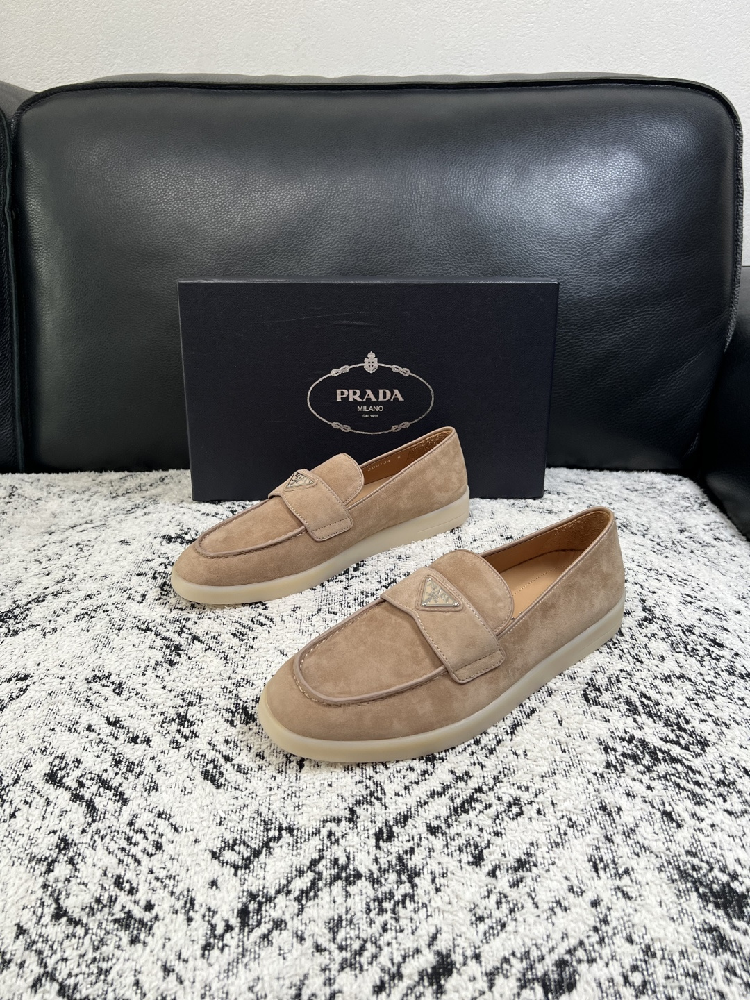 PRADA  高品质  顶级工艺品 普拉达 专柜同步 原厂配置，意大利进口原版牛皮面料，透气舒适进口水染牛里垫，鞋底：原