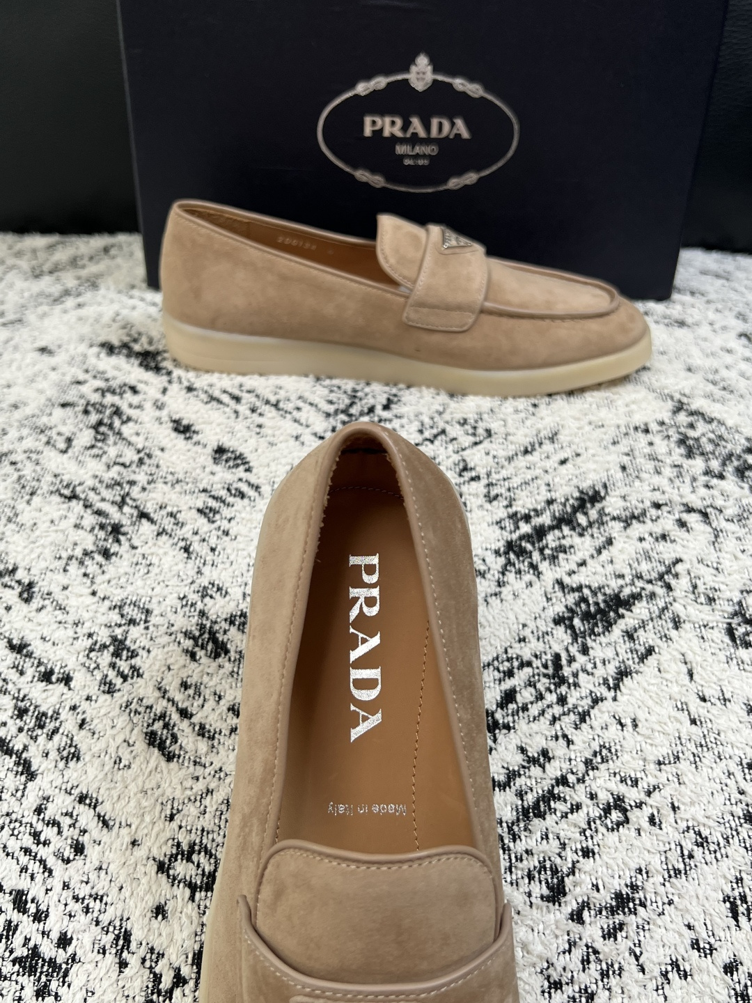 PRADA  高品质  顶级工艺品 普拉达 专柜同步 原厂配置，意大利进口原版牛皮面料，透气舒适进口水染牛里垫，鞋底：原