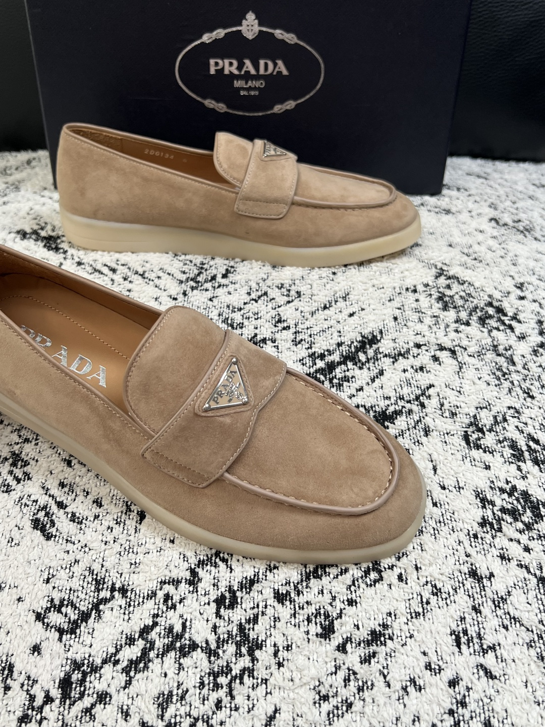 PRADA  高品质  顶级工艺品 普拉达 专柜同步 原厂配置，意大利进口原版牛皮面料，透气舒适进口水染牛里垫，鞋底：原
