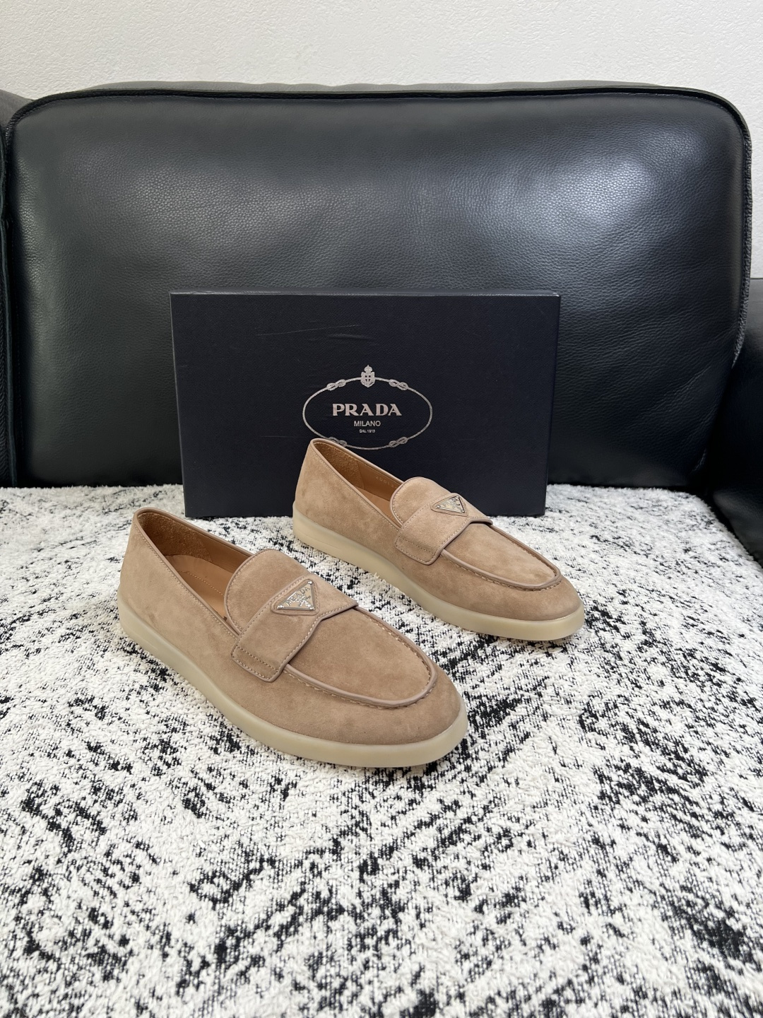 PRADA  高品质  顶级工艺品 普拉达 专柜同步 原厂配置，意大利进口原版牛皮面料，透气舒适进口水染牛里垫，鞋底：原
