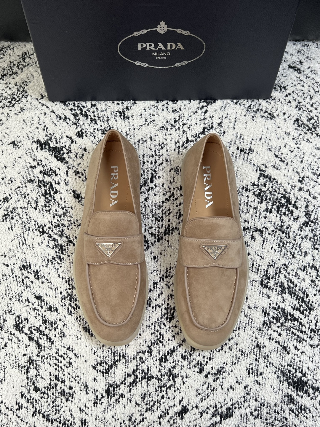 PRADA  高品质  顶级工艺品 普拉达 专柜同步 原厂配置，意大利进口原版牛皮面料，透气舒适进口水染牛里垫，鞋底：原