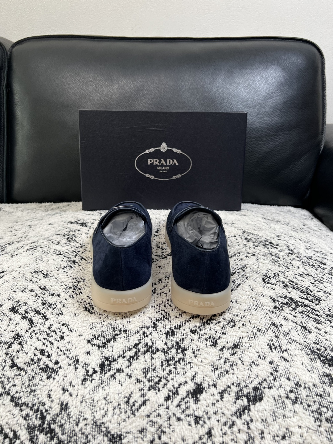 PRADA  高品质  顶级工艺品 普拉达 专柜同步 原厂配置，意大利进口原版牛皮面料，透气舒适进口水染牛里垫，鞋底：原