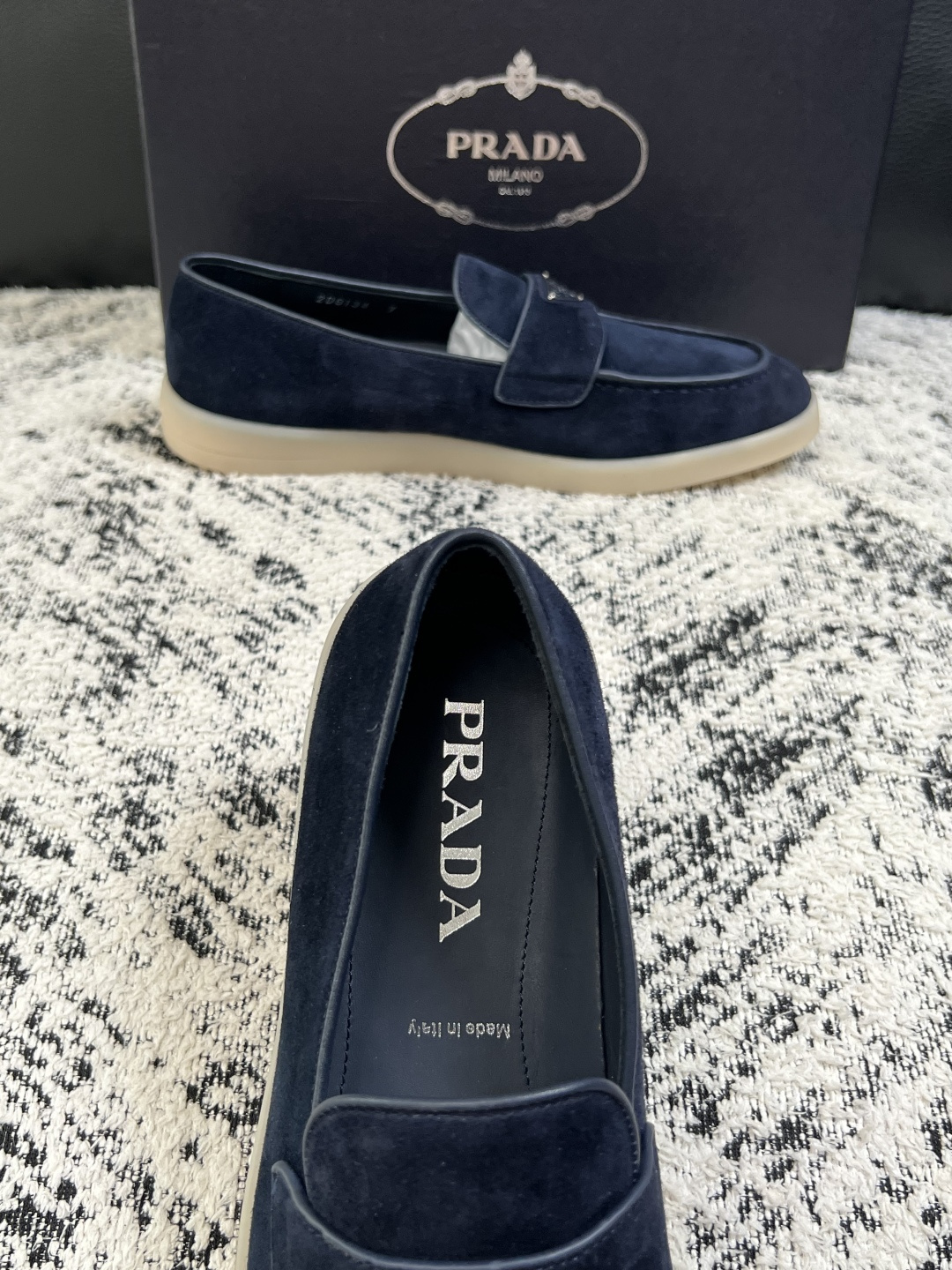 PRADA  高品质  顶级工艺品 普拉达 专柜同步 原厂配置，意大利进口原版牛皮面料，透气舒适进口水染牛里垫，鞋底：原
