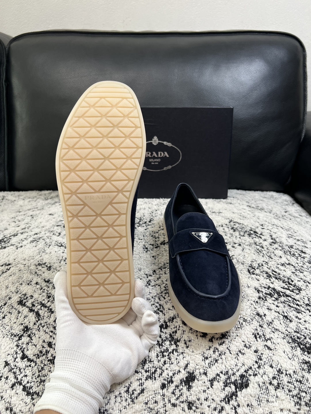 PRADA  高品质  顶级工艺品 普拉达 专柜同步 原厂配置，意大利进口原版牛皮面料，透气舒适进口水染牛里垫，鞋底：原