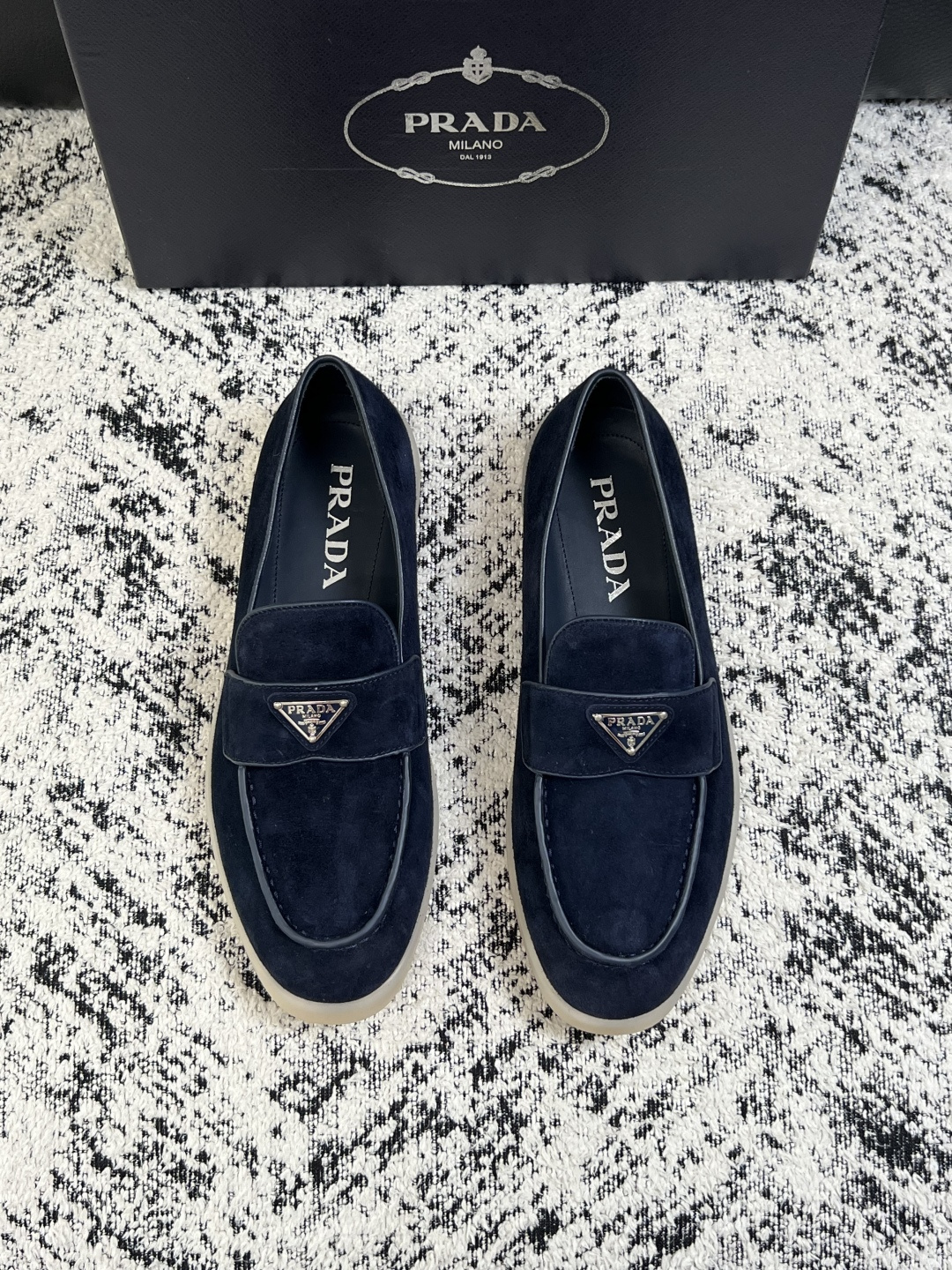 PRADA  高品质  顶级工艺品 普拉达 专柜同步 原厂配置，意大利进口原版牛皮面料，透气舒适进口水染牛里垫，鞋底：原