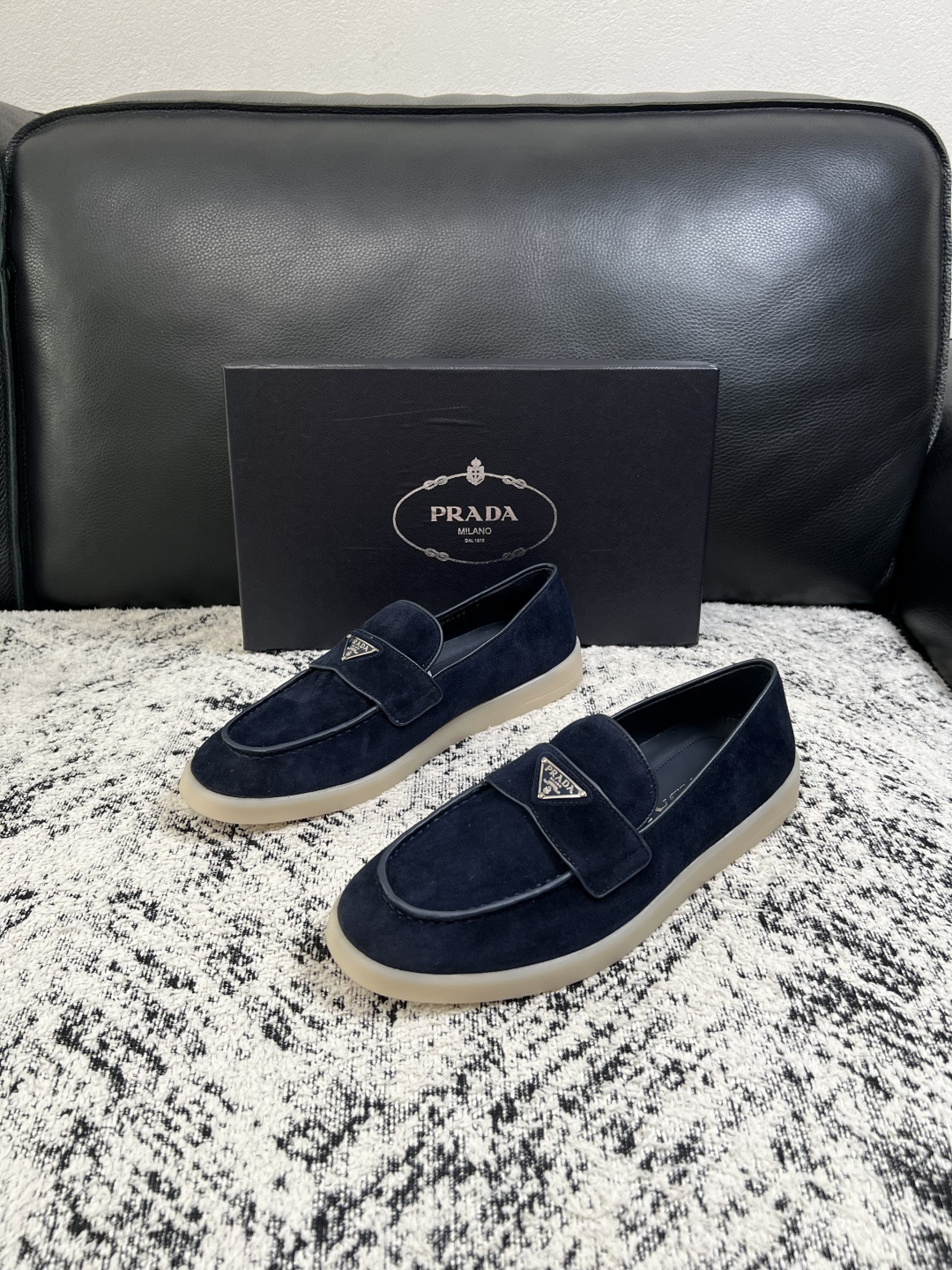 PRADA  高品质  顶级工艺品 普拉达 专柜同步 原厂配置，意大利进口原版牛皮面料，透气舒适进口水染牛里垫，鞋底：原