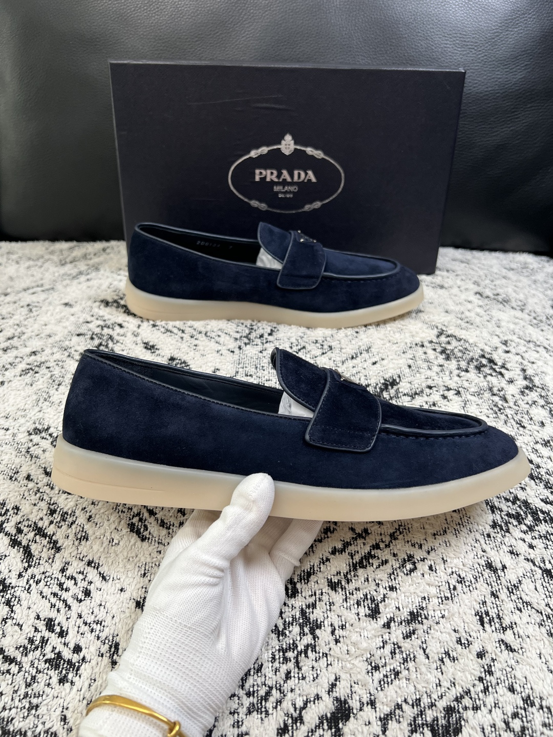 PRADA  高品质  顶级工艺品 普拉达 专柜同步 原厂配置，意大利进口原版牛皮面料，透气舒适进口水染牛里垫，鞋底：原