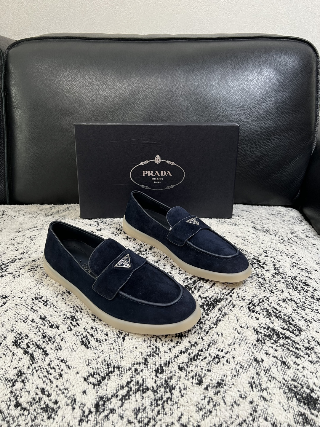 PRADA  高品质  顶级工艺品 普拉达 专柜同步 原厂配置，意大利进口原版牛皮面料，透气舒适进口水染牛里垫，鞋底：原