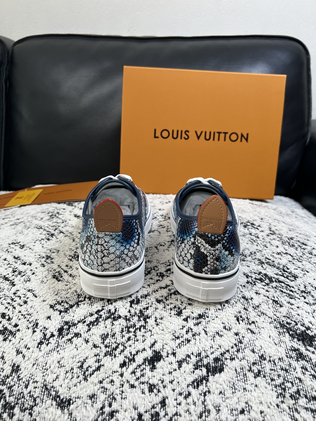 Lv  高品质  顶级工艺品  路易威登，运动板鞋专柜同步，鞋面意大利进口，高品质拼接缤纷色彩复杂工艺品，进口牛皮里垫柔