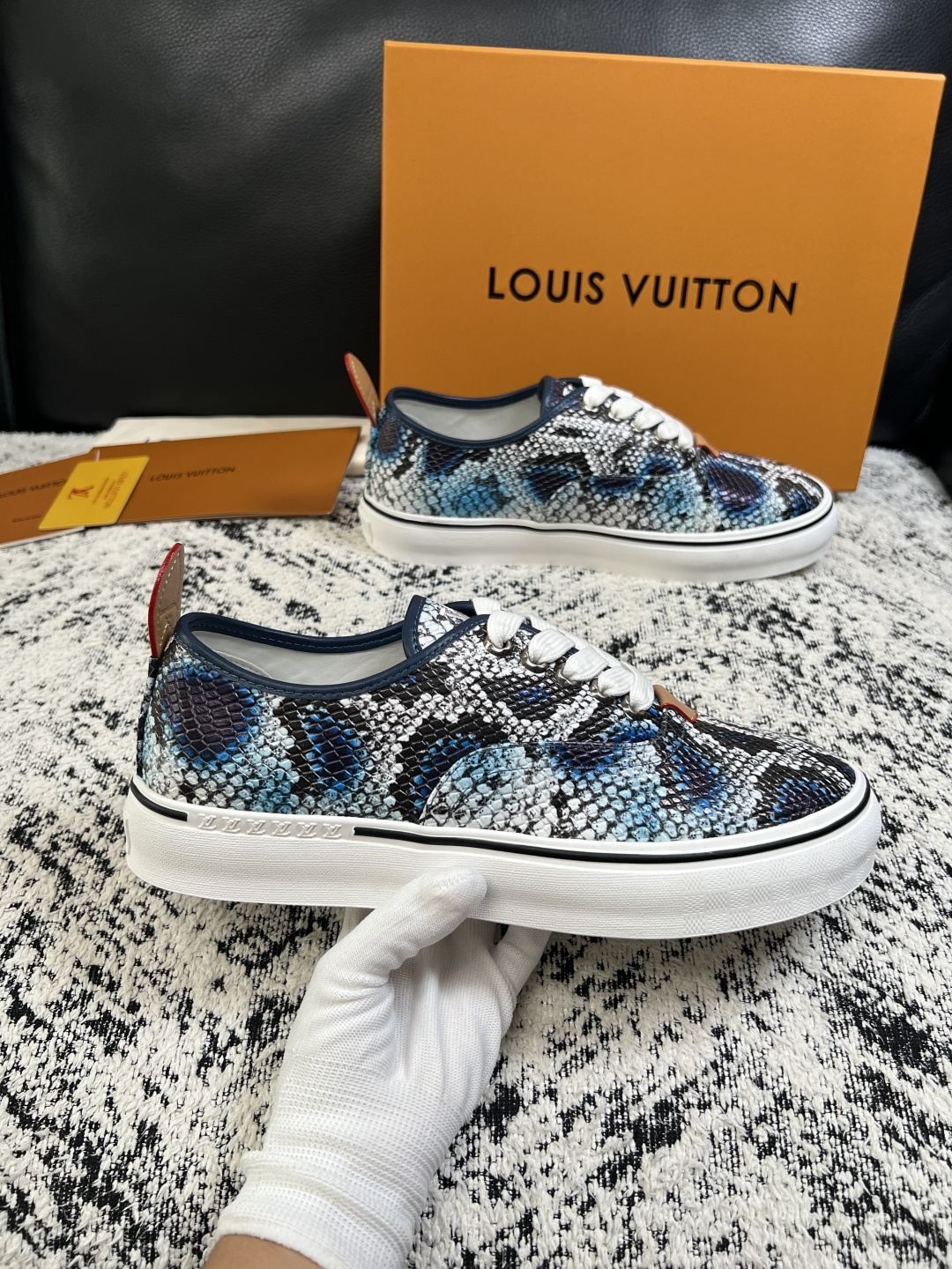 Lv  高品质  顶级工艺品  路易威登，运动板鞋专柜同步，鞋面意大利进口，高品质拼接缤纷色彩复杂工艺品，进口牛皮里垫柔