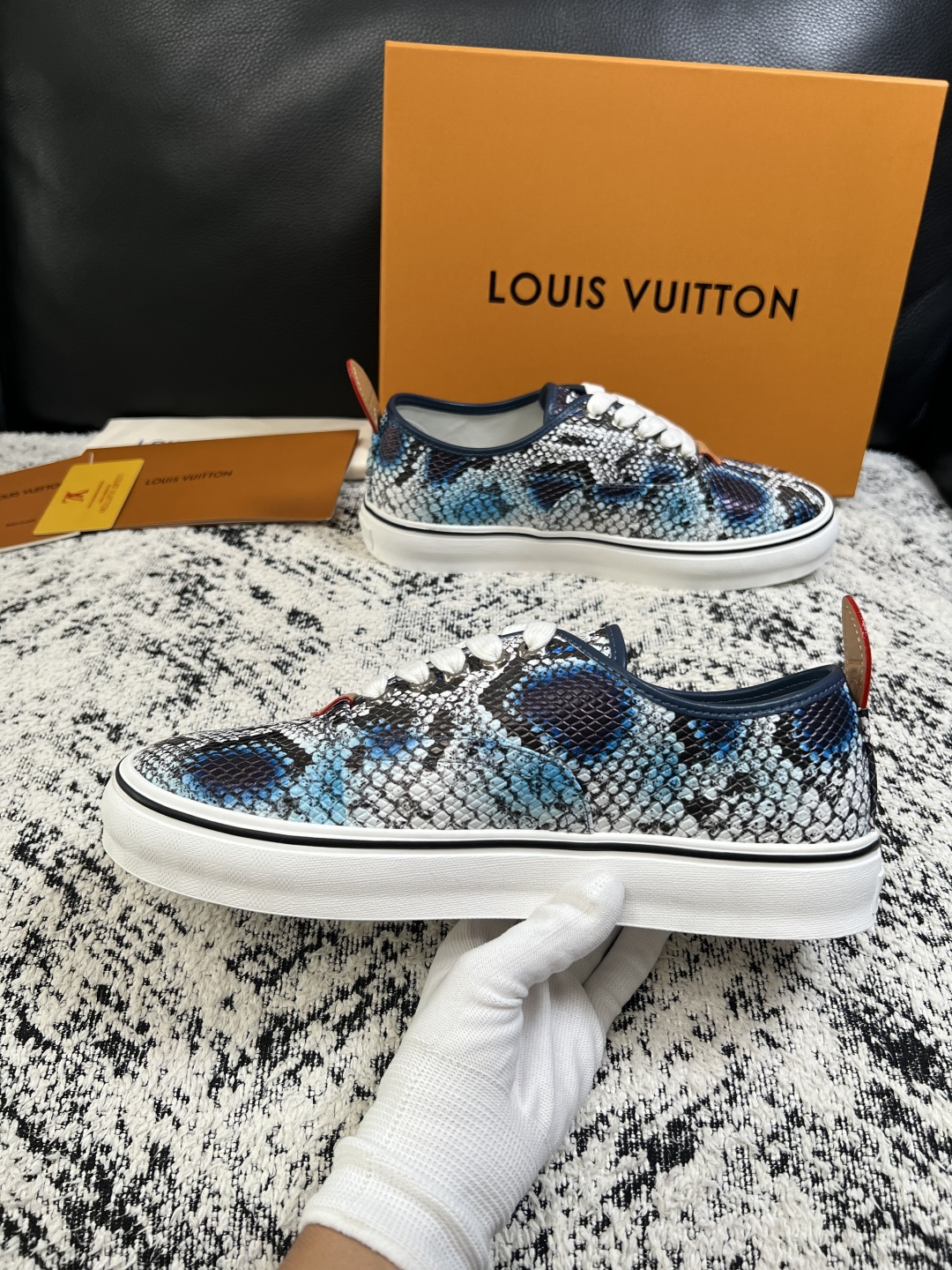 Lv  高品质  顶级工艺品  路易威登，运动板鞋专柜同步，鞋面意大利进口，高品质拼接缤纷色彩复杂工艺品，进口牛皮里垫柔