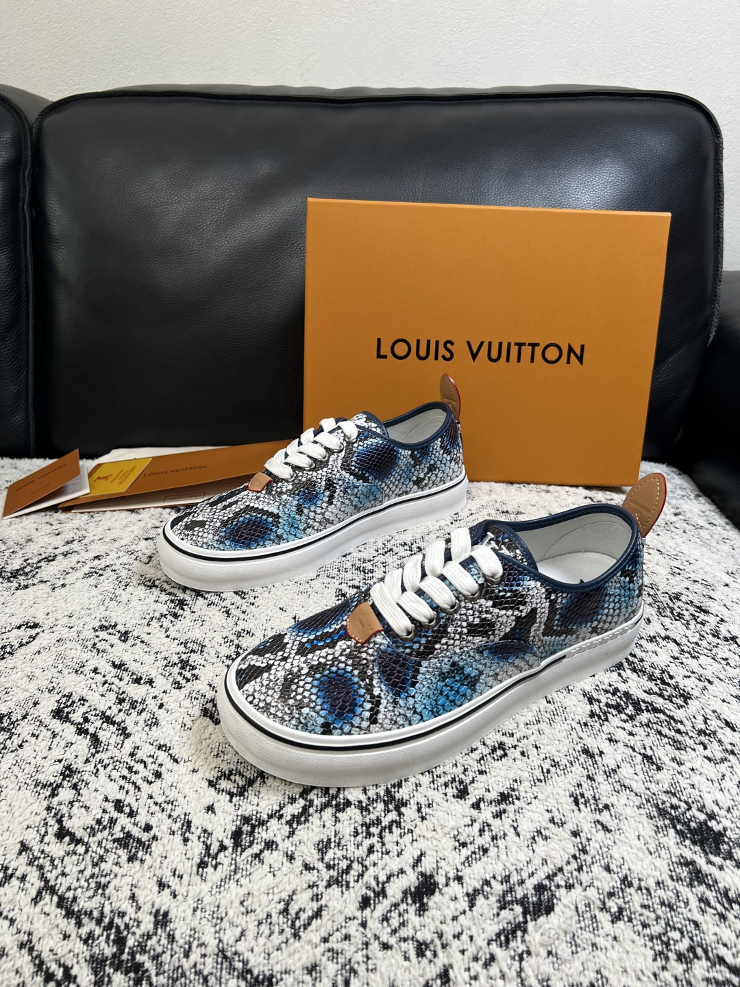 Lv  高品质  顶级工艺品  路易威登，运动板鞋专柜同步，鞋面意大利进口，高品质拼接缤纷色彩复杂工艺品，进口牛皮里垫柔