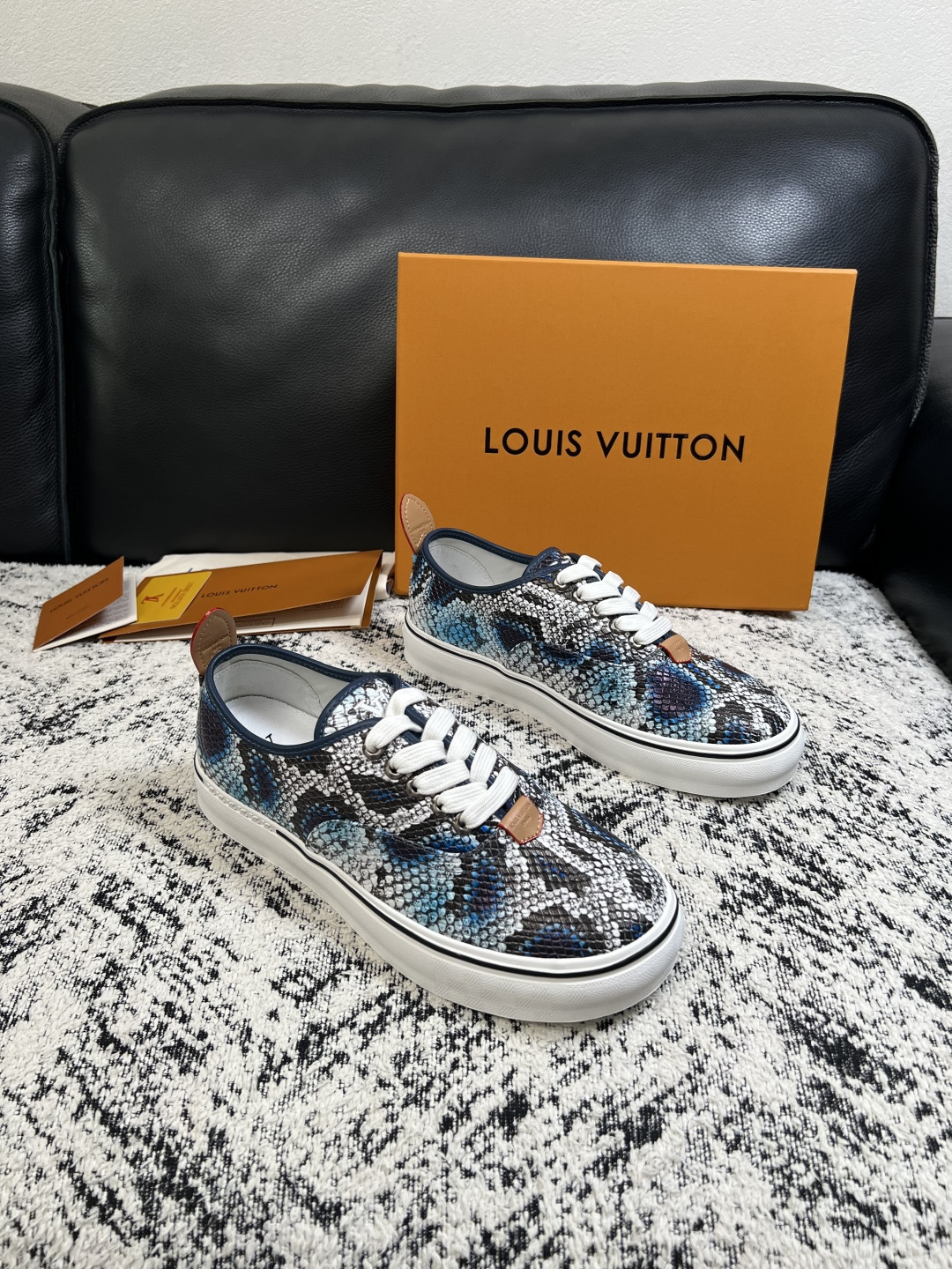 Lv  高品质  顶级工艺品  路易威登，运动板鞋专柜同步，鞋面意大利进口，高品质拼接缤纷色彩复杂工艺品，进口牛皮里垫柔