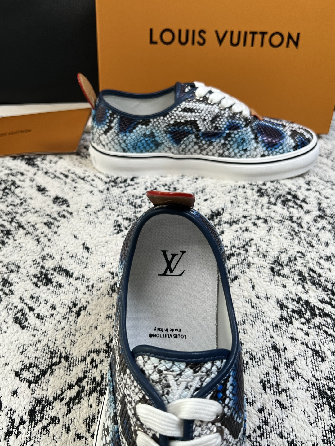 Lv  高品质  顶级工艺品  路易威登，运动板鞋专柜同步，鞋面意大利进口，高品质拼接缤纷色彩复杂工艺品，进口牛皮里垫柔