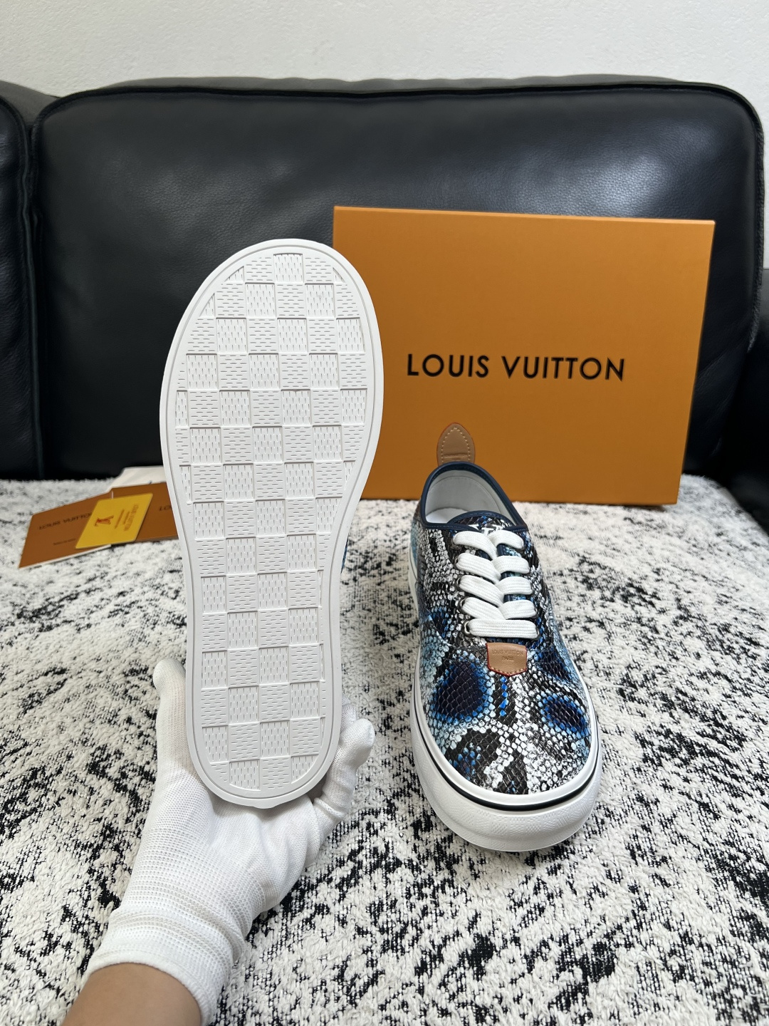 Lv  高品质  顶级工艺品  路易威登，运动板鞋专柜同步，鞋面意大利进口，高品质拼接缤纷色彩复杂工艺品，进口牛皮里垫柔