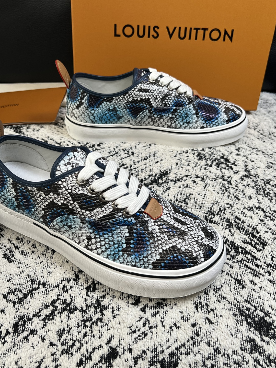 Lv  高品质  顶级工艺品  路易威登，运动板鞋专柜同步，鞋面意大利进口，高品质拼接缤纷色彩复杂工艺品，进口牛皮里垫柔