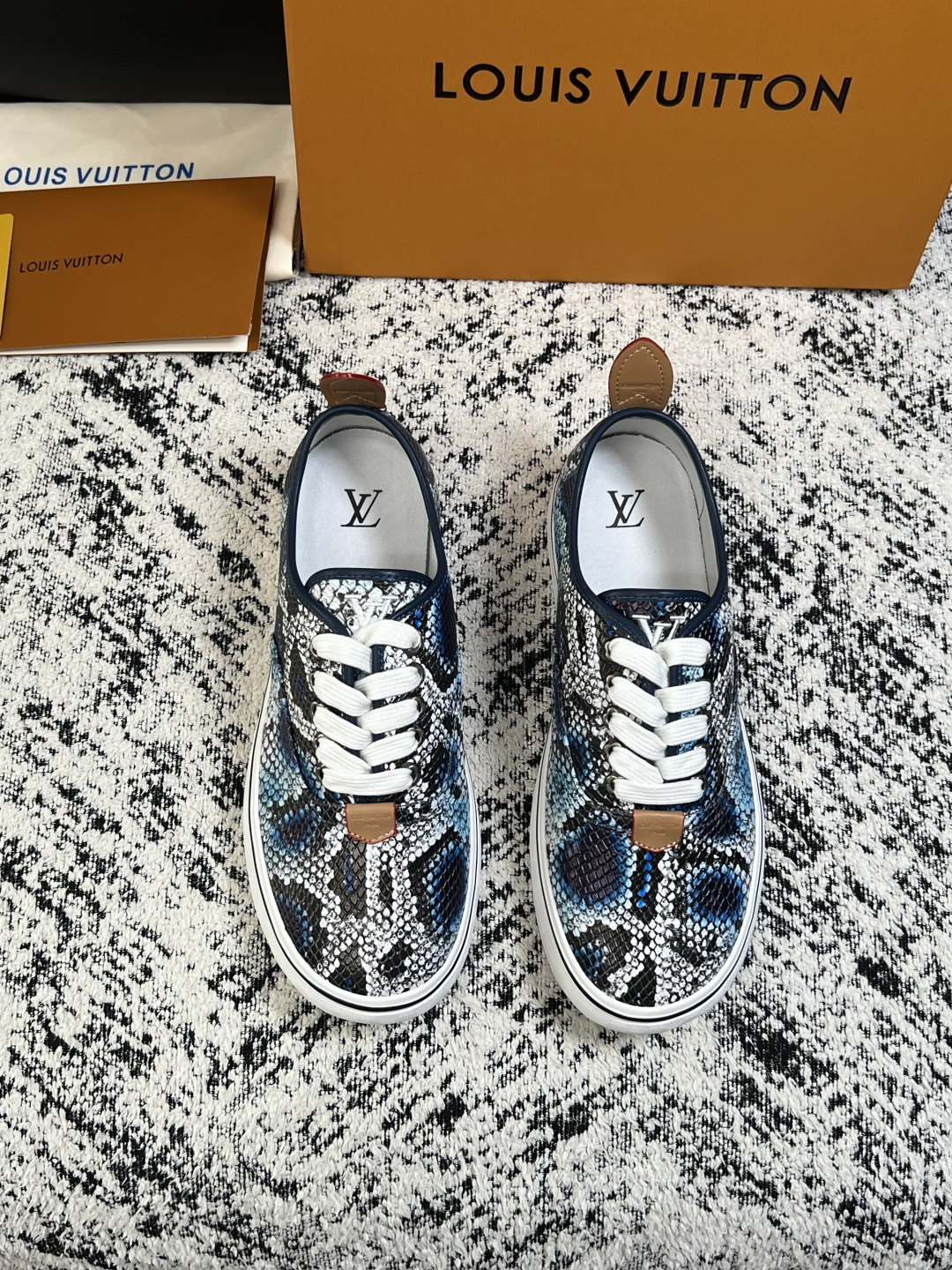 Lv  高品质  顶级工艺品  路易威登，运动板鞋专柜同步，鞋面意大利进口，高品质拼接缤纷色彩复杂工艺品，进口牛皮里垫柔