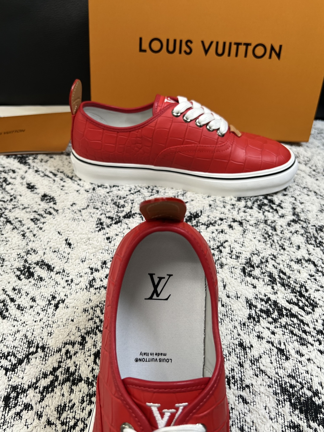 Lv  高品质  顶级工艺品  路易威登，运动板鞋专柜同步，鞋面意大利进口，高品质拼接缤纷色彩复杂工艺品，进口牛皮里垫柔