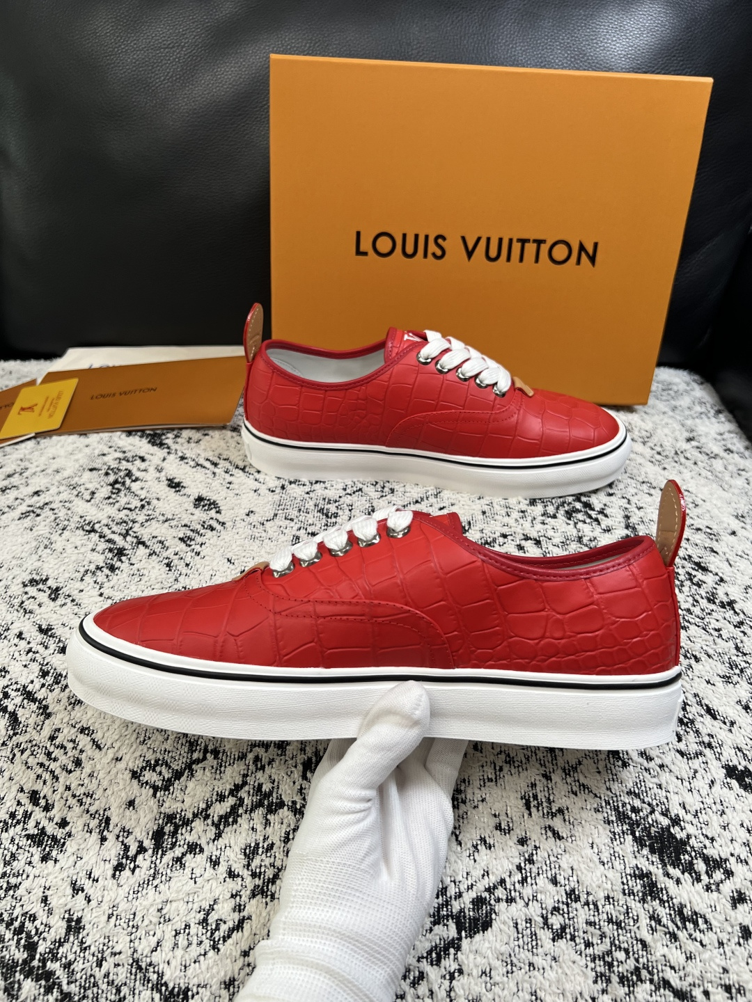 Lv  高品质  顶级工艺品  路易威登，运动板鞋专柜同步，鞋面意大利进口，高品质拼接缤纷色彩复杂工艺品，进口牛皮里垫柔