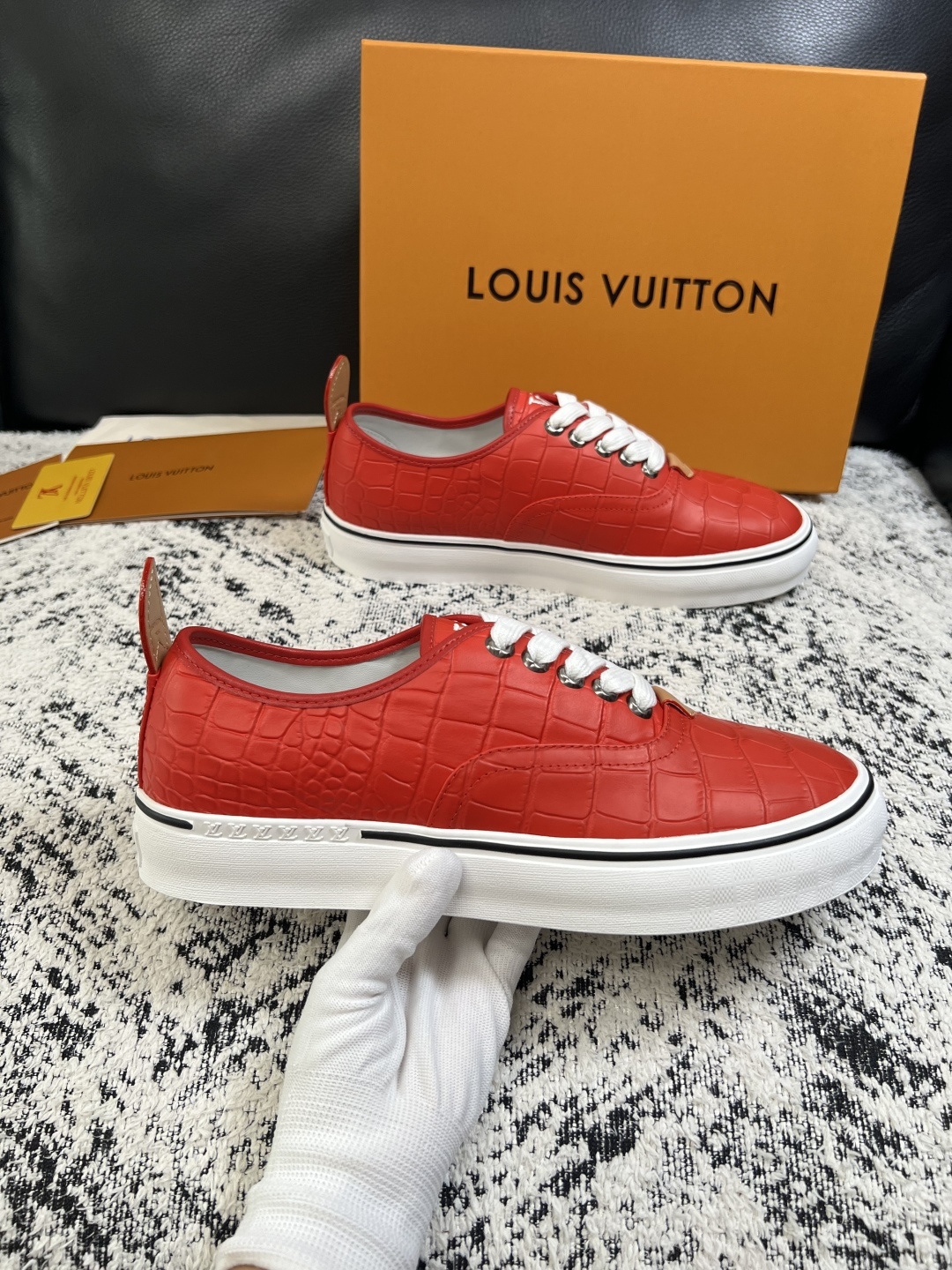 Lv  高品质  顶级工艺品  路易威登，运动板鞋专柜同步，鞋面意大利进口，高品质拼接缤纷色彩复杂工艺品，进口牛皮里垫柔