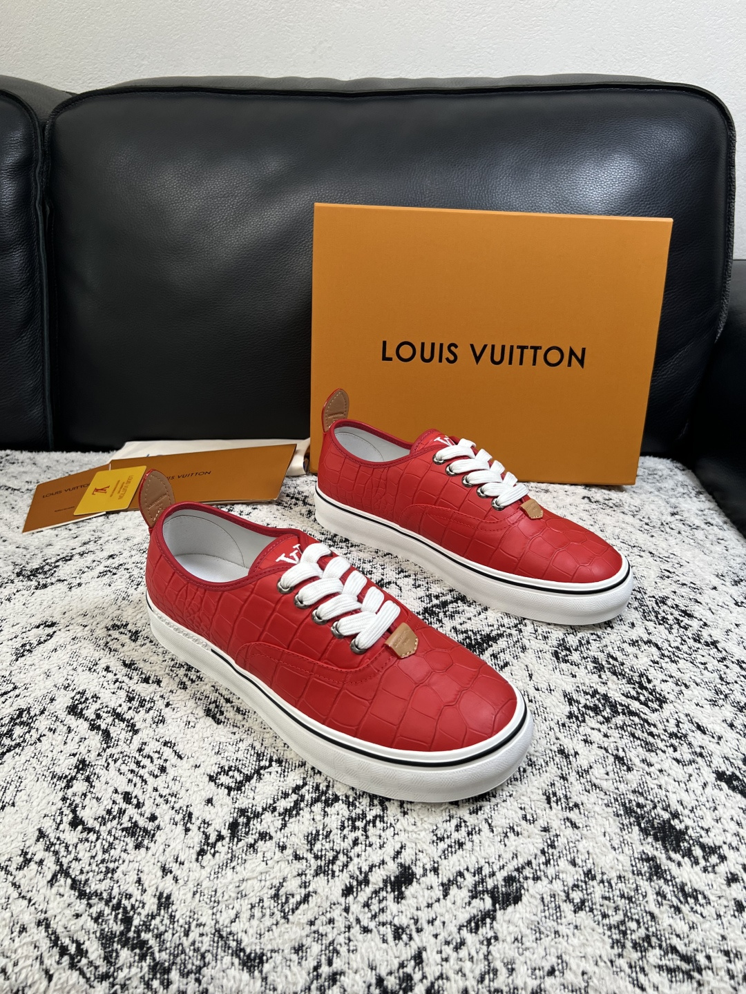 Lv  高品质  顶级工艺品  路易威登，运动板鞋专柜同步，鞋面意大利进口，高品质拼接缤纷色彩复杂工艺品，进口牛皮里垫柔