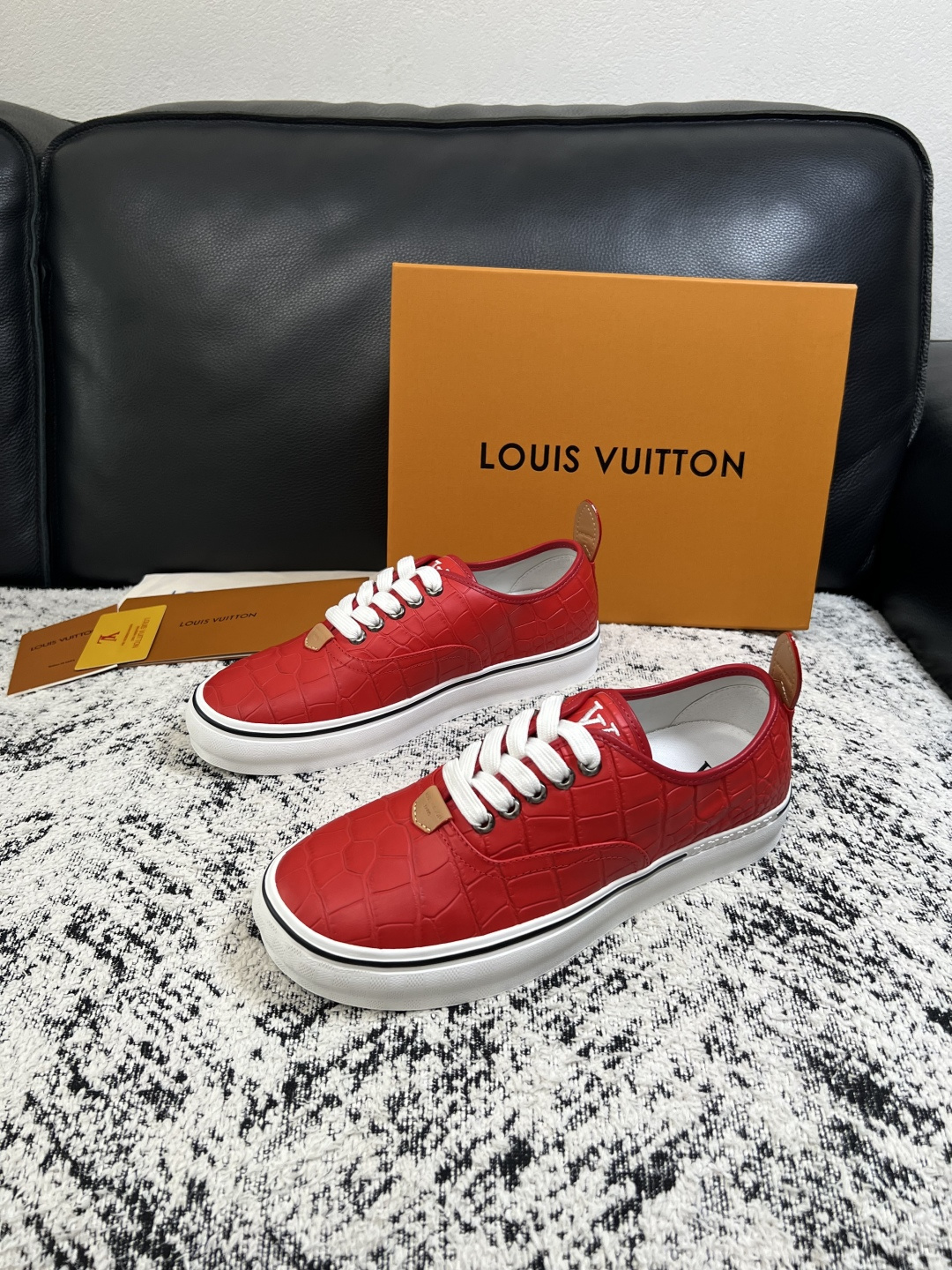 Lv  高品质  顶级工艺品  路易威登，运动板鞋专柜同步，鞋面意大利进口，高品质拼接缤纷色彩复杂工艺品，进口牛皮里垫柔