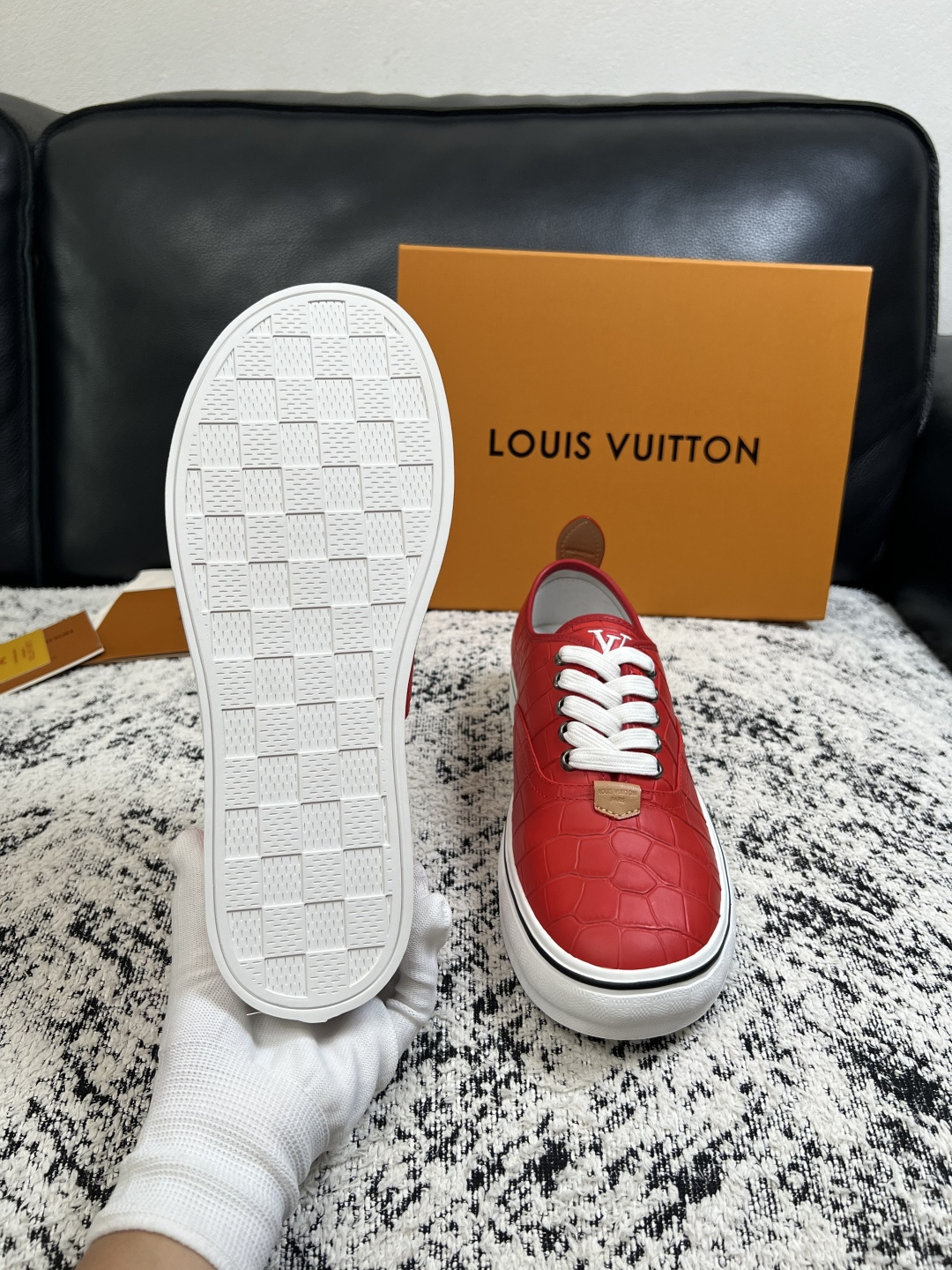 Lv  高品质  顶级工艺品  路易威登，运动板鞋专柜同步，鞋面意大利进口，高品质拼接缤纷色彩复杂工艺品，进口牛皮里垫柔
