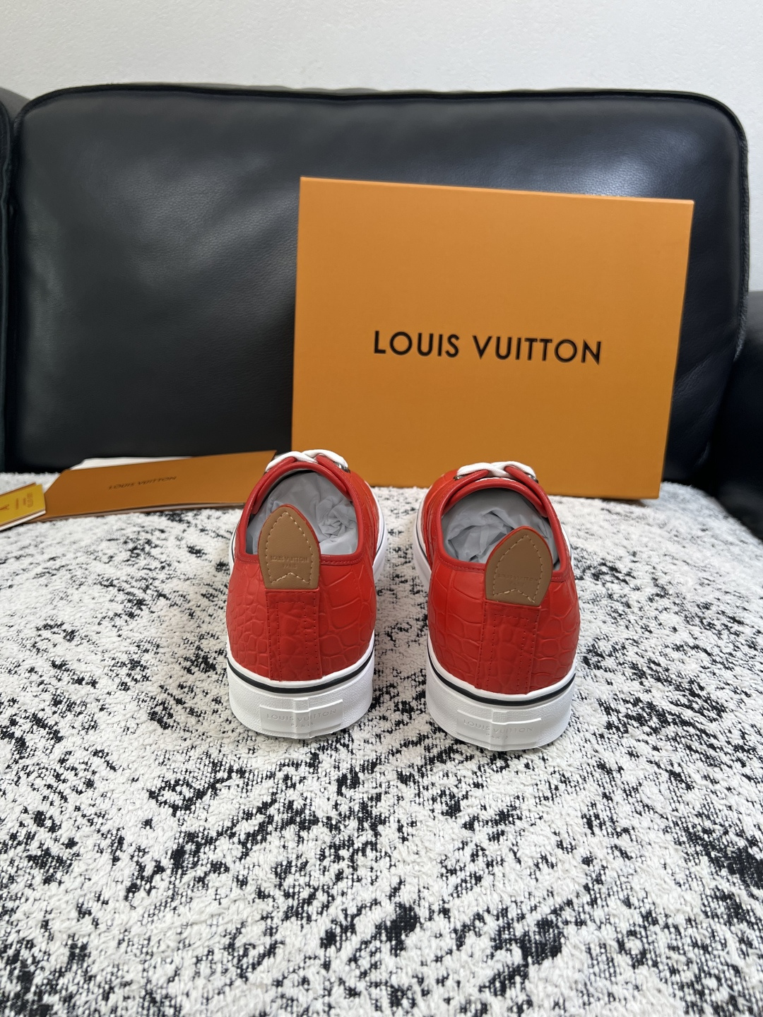 Lv  高品质  顶级工艺品  路易威登，运动板鞋专柜同步，鞋面意大利进口，高品质拼接缤纷色彩复杂工艺品，进口牛皮里垫柔