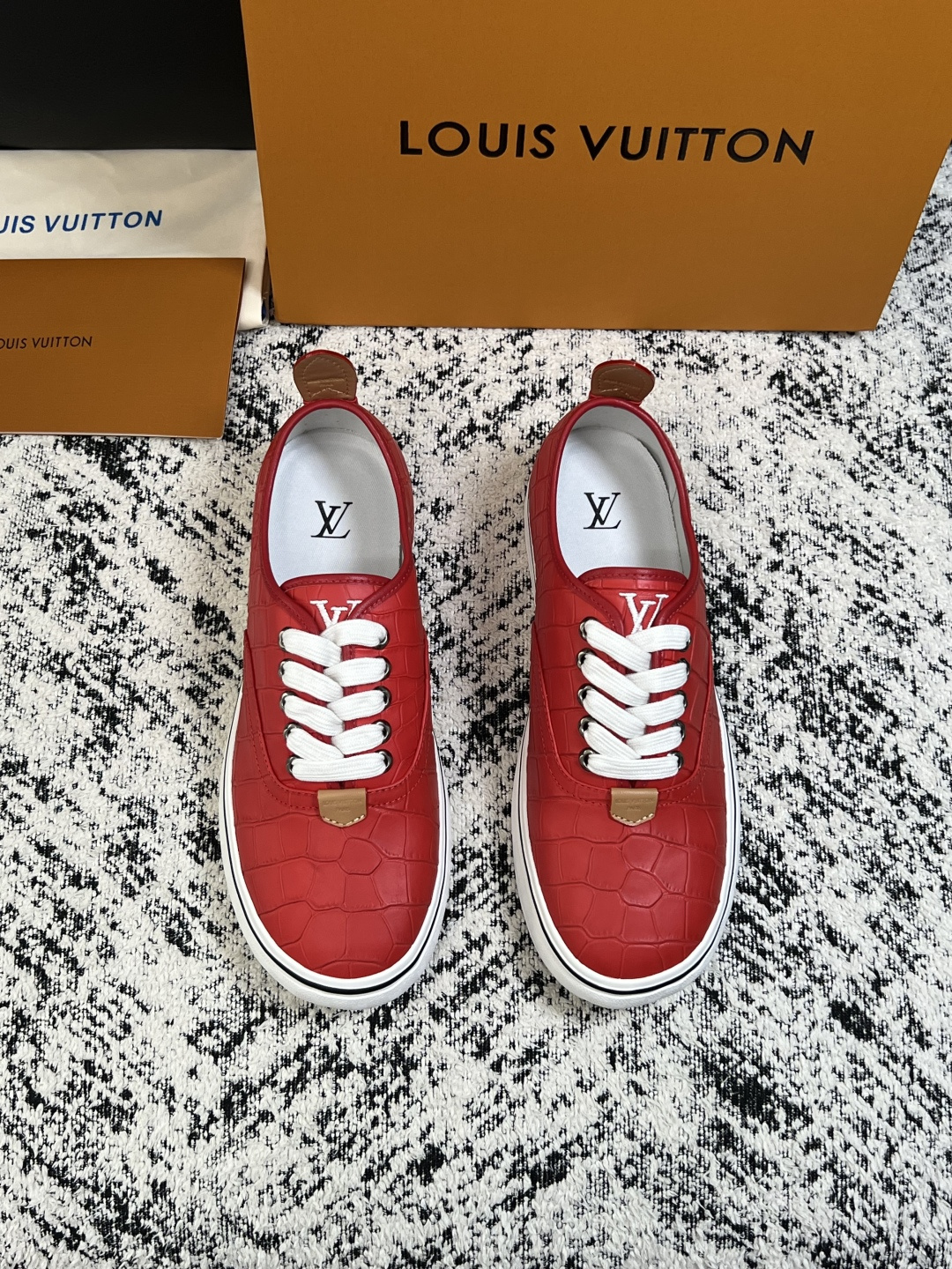 Lv  高品质  顶级工艺品  路易威登，运动板鞋专柜同步，鞋面意大利进口，高品质拼接缤纷色彩复杂工艺品，进口牛皮里垫柔