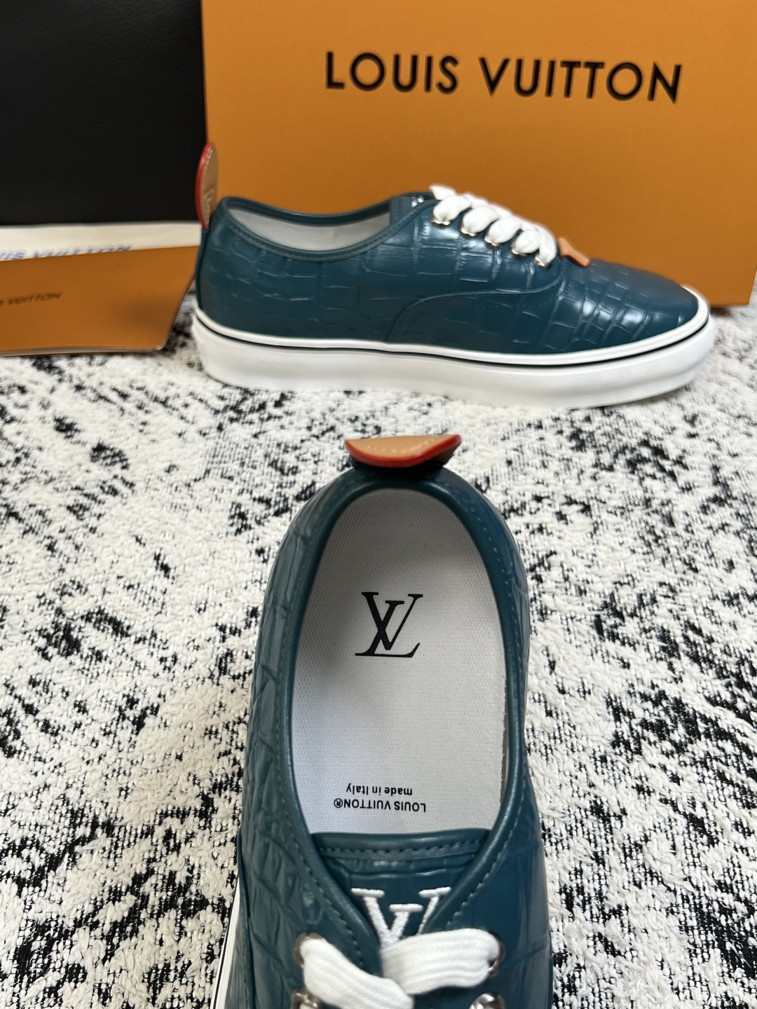 Lv  高品质  顶级工艺品  路易威登，运动板鞋专柜同步，鞋面意大利进口，高品质拼接缤纷色彩复杂工艺品，进口牛皮里垫柔