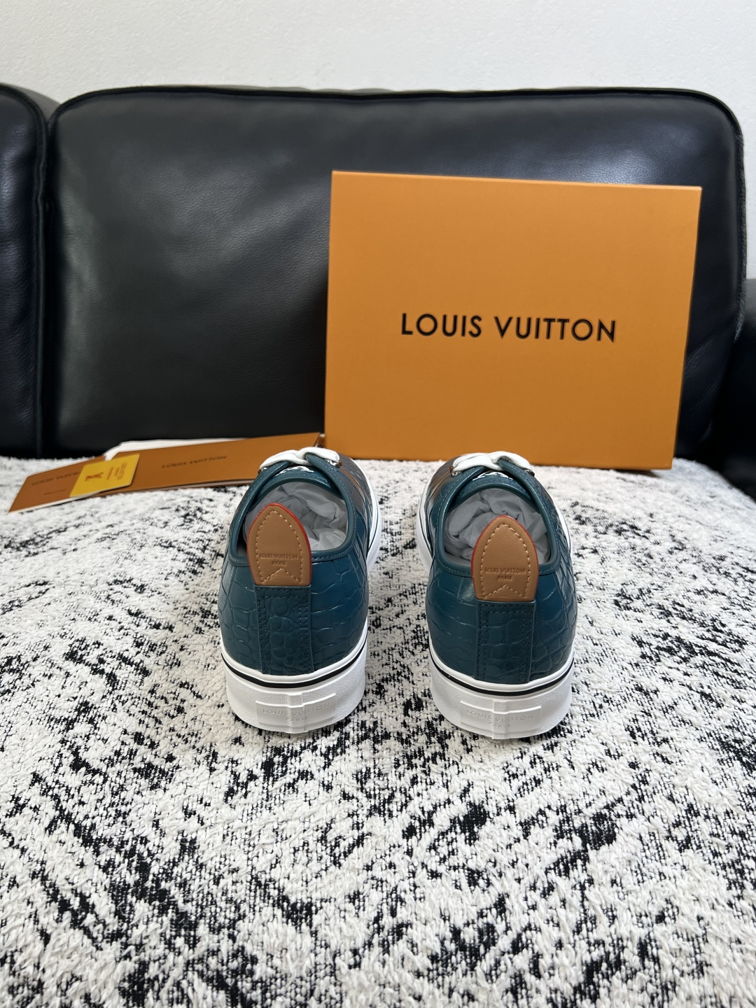 Lv  高品质  顶级工艺品  路易威登，运动板鞋专柜同步，鞋面意大利进口，高品质拼接缤纷色彩复杂工艺品，进口牛皮里垫柔