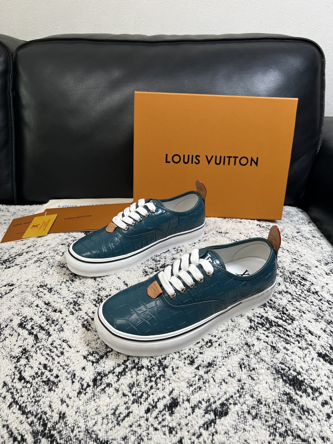 Lv  高品质  顶级工艺品  路易威登，运动板鞋专柜同步，鞋面意大利进口，高品质拼接缤纷色彩复杂工艺品，进口牛皮里垫柔