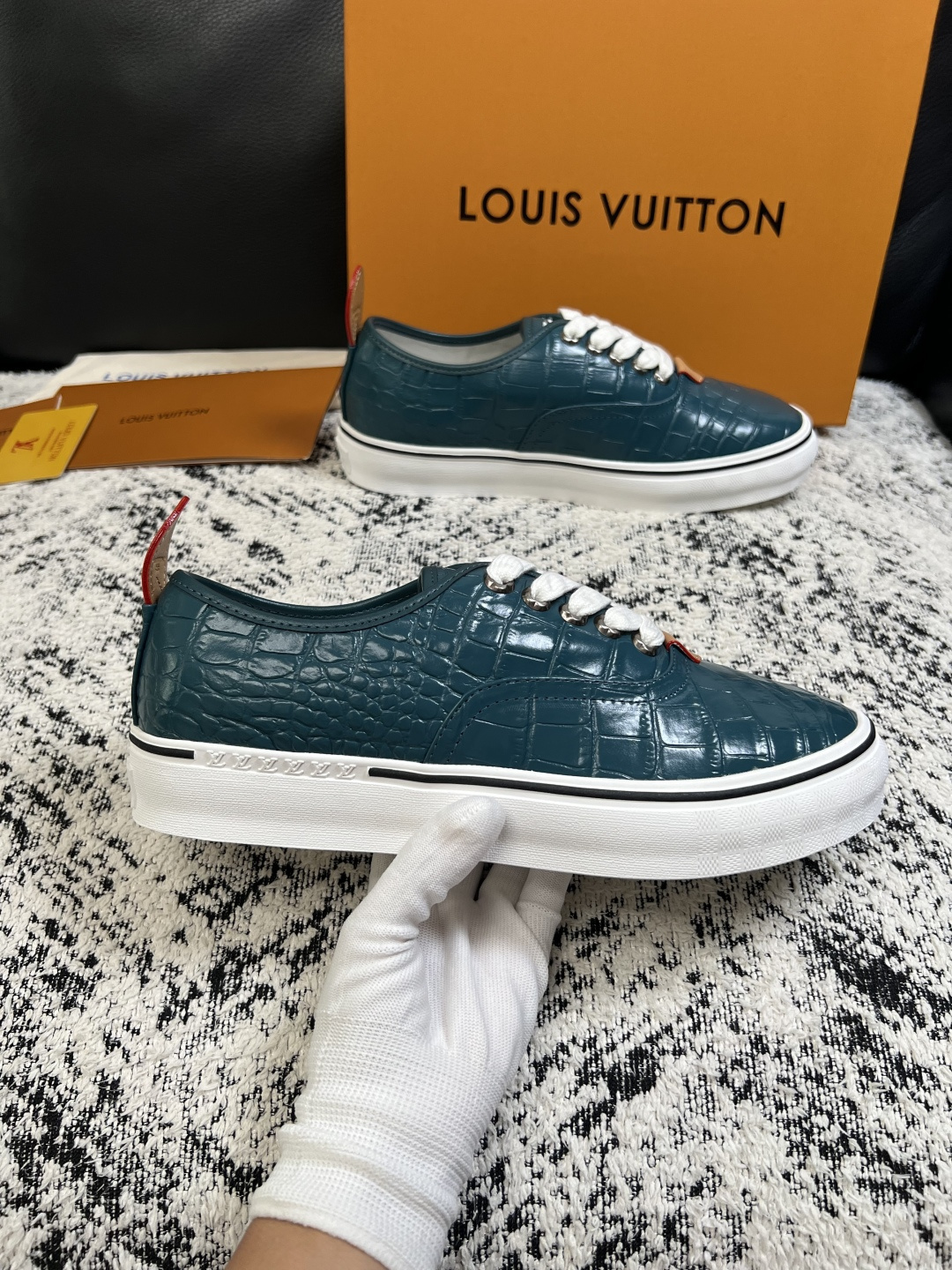 Lv  高品质  顶级工艺品  路易威登，运动板鞋专柜同步，鞋面意大利进口，高品质拼接缤纷色彩复杂工艺品，进口牛皮里垫柔