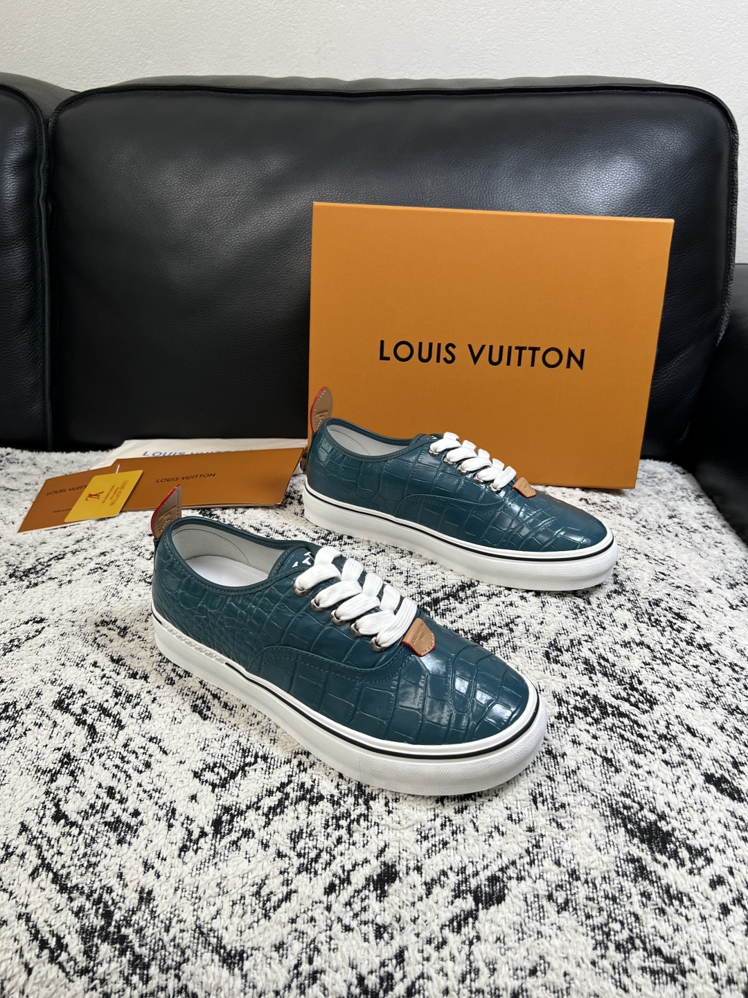 Lv  高品质  顶级工艺品  路易威登，运动板鞋专柜同步，鞋面意大利进口，高品质拼接缤纷色彩复杂工艺品，进口牛皮里垫柔