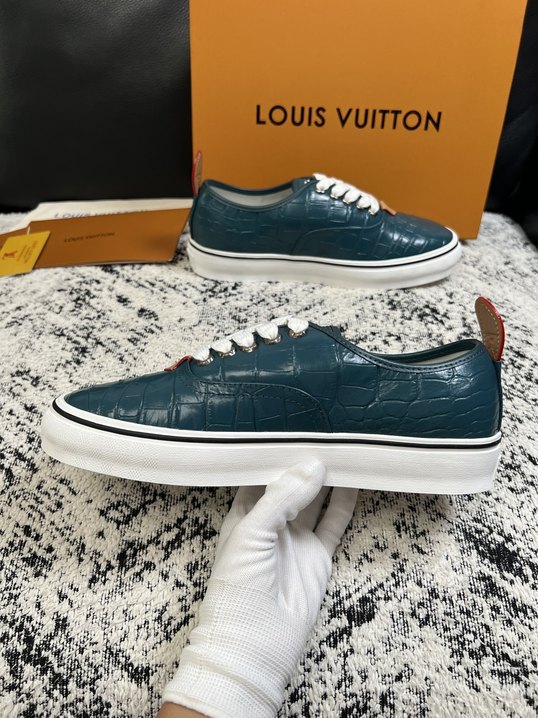 Lv  高品质  顶级工艺品  路易威登，运动板鞋专柜同步，鞋面意大利进口，高品质拼接缤纷色彩复杂工艺品，进口牛皮里垫柔