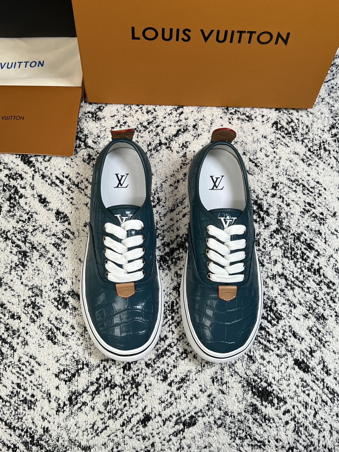 Lv  高品质  顶级工艺品  路易威登，运动板鞋专柜同步，鞋面意大利进口，高品质拼接缤纷色彩复杂工艺品，进口牛皮里垫柔
