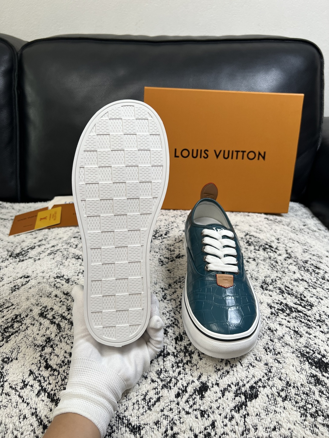 Lv  高品质  顶级工艺品  路易威登，运动板鞋专柜同步，鞋面意大利进口，高品质拼接缤纷色彩复杂工艺品，进口牛皮里垫柔