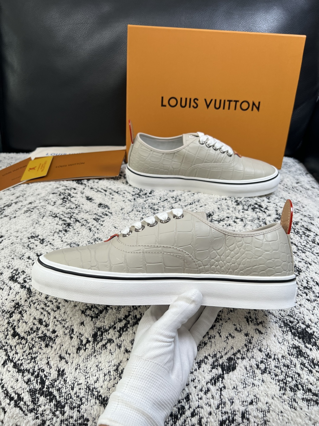 Lv  高品质  顶级工艺品  路易威登，运动板鞋专柜同步，鞋面意大利进口，高品质拼接缤纷色彩复杂工艺品，进口牛皮里垫柔
