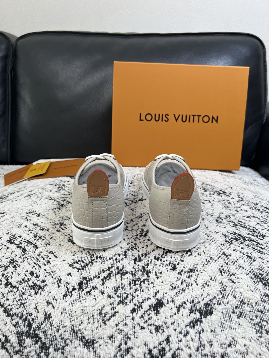 Lv  高品质  顶级工艺品  路易威登，运动板鞋专柜同步，鞋面意大利进口，高品质拼接缤纷色彩复杂工艺品，进口牛皮里垫柔