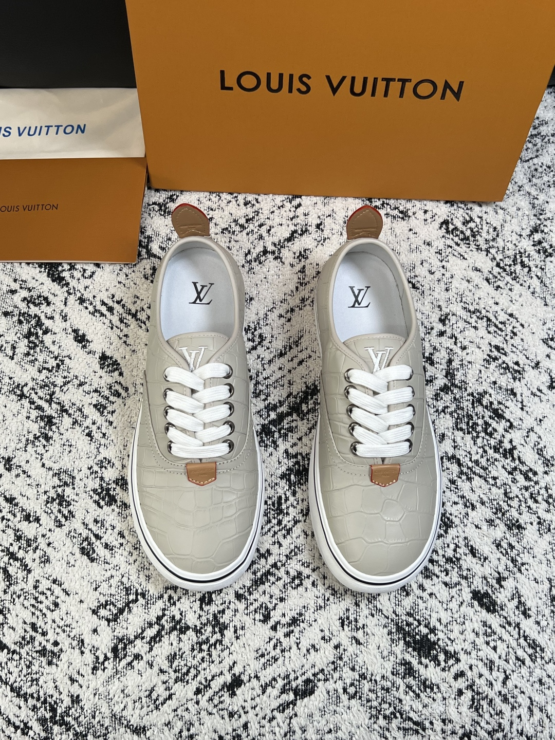Lv  高品质  顶级工艺品  路易威登，运动板鞋专柜同步，鞋面意大利进口，高品质拼接缤纷色彩复杂工艺品，进口牛皮里垫柔