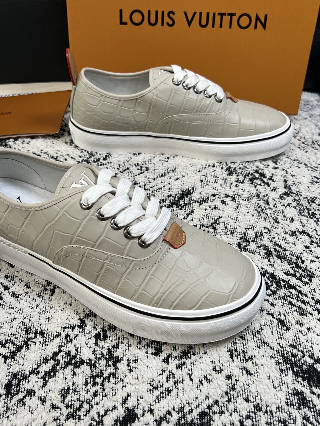 Lv  高品质  顶级工艺品  路易威登，运动板鞋专柜同步，鞋面意大利进口，高品质拼接缤纷色彩复杂工艺品，进口牛皮里垫柔