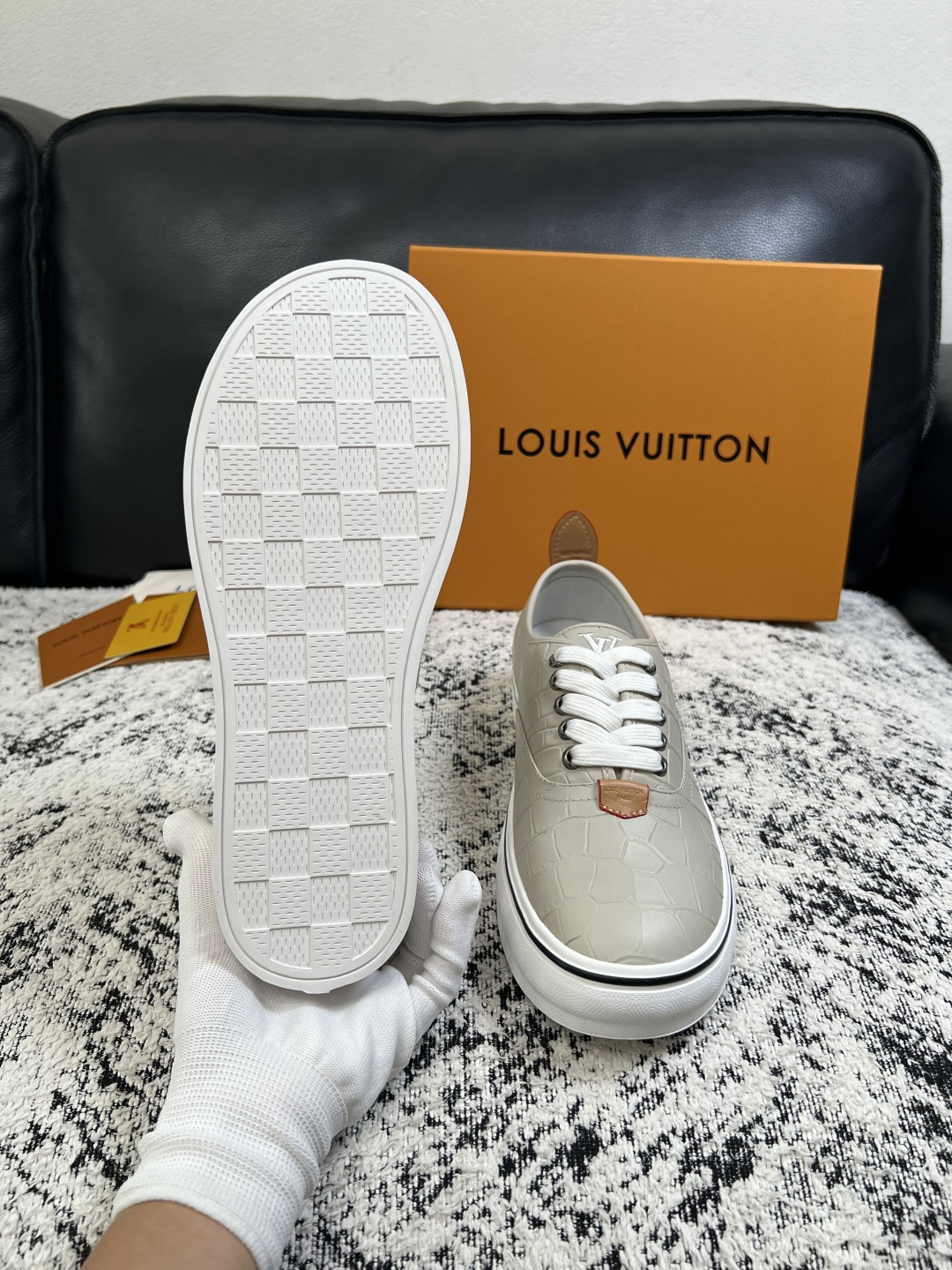 Lv  高品质  顶级工艺品  路易威登，运动板鞋专柜同步，鞋面意大利进口，高品质拼接缤纷色彩复杂工艺品，进口牛皮里垫柔