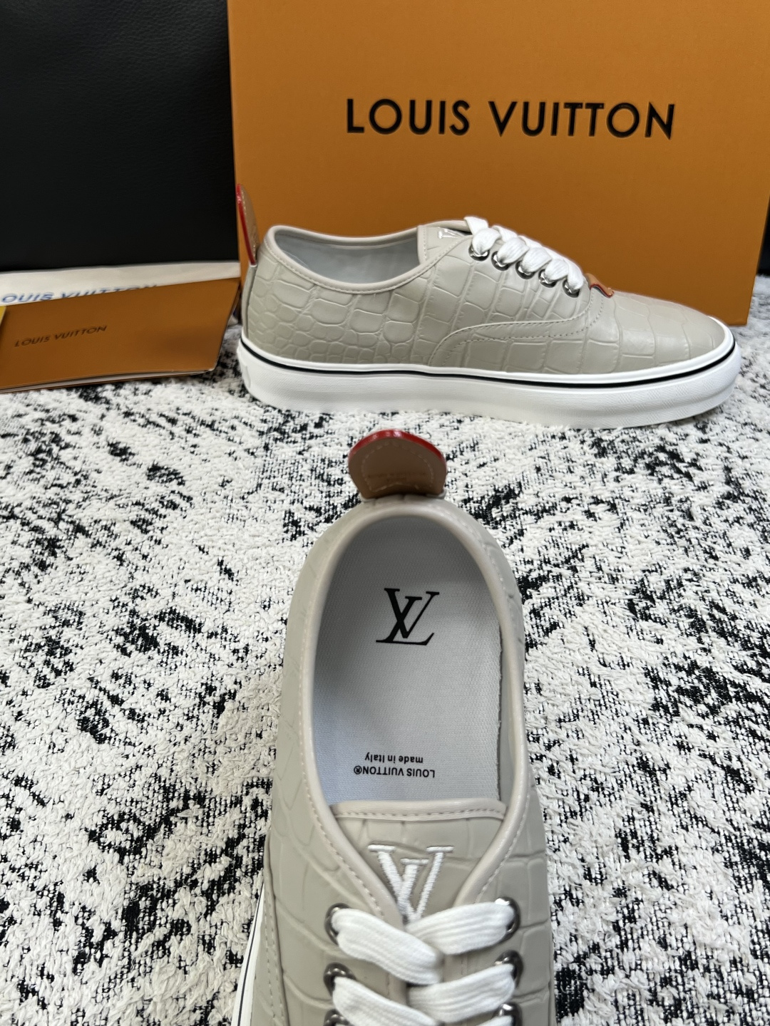 Lv  高品质  顶级工艺品  路易威登，运动板鞋专柜同步，鞋面意大利进口，高品质拼接缤纷色彩复杂工艺品，进口牛皮里垫柔