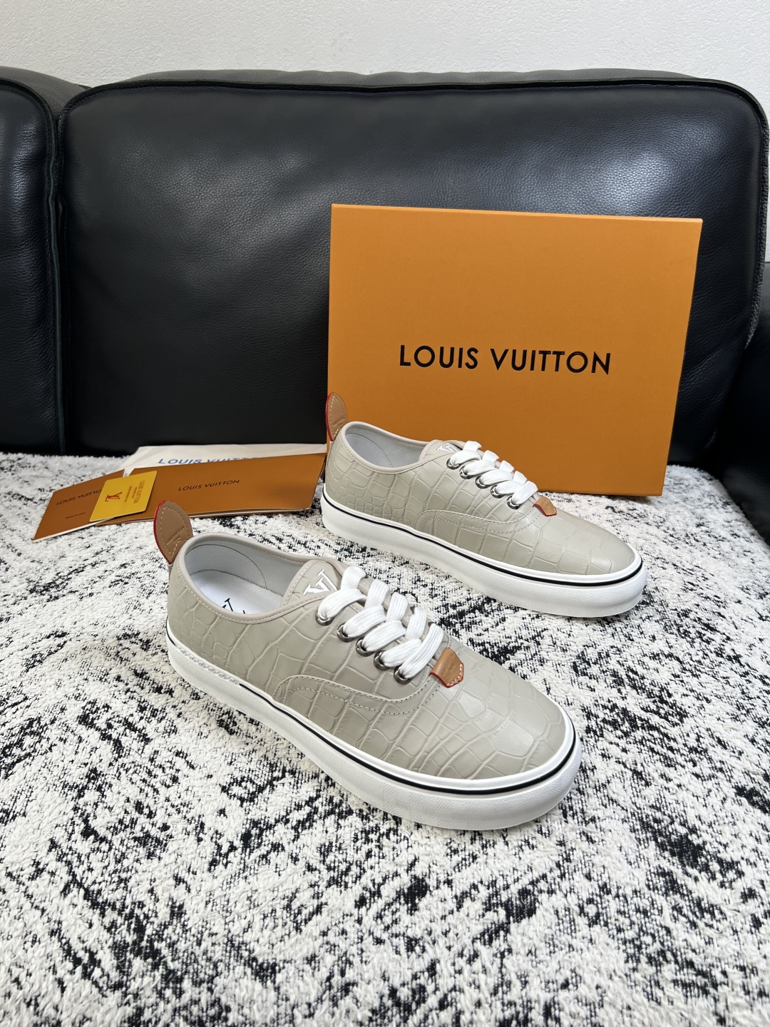 Lv  高品质  顶级工艺品  路易威登，运动板鞋专柜同步，鞋面意大利进口，高品质拼接缤纷色彩复杂工艺品，进口牛皮里垫柔