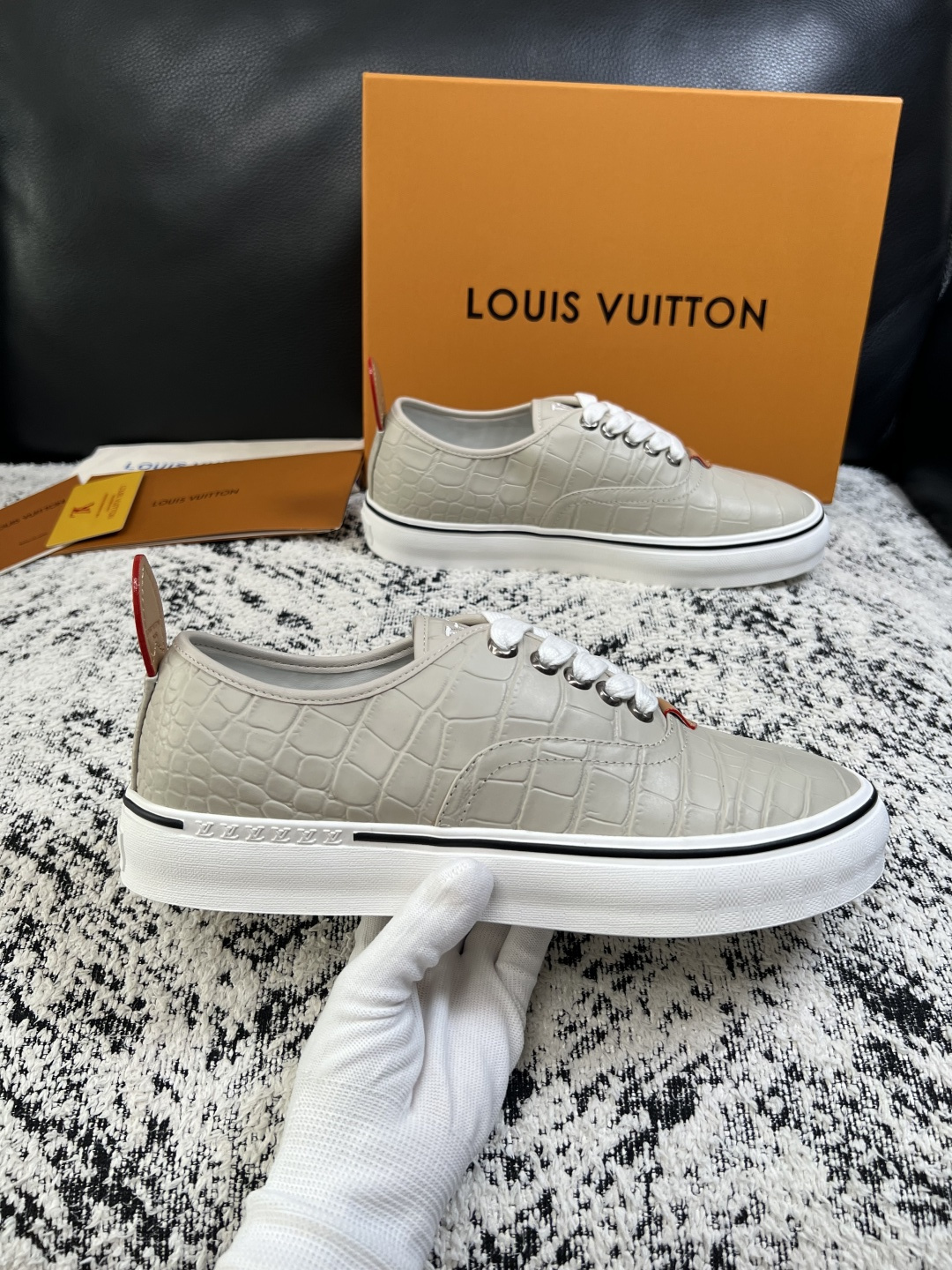 Lv  高品质  顶级工艺品  路易威登，运动板鞋专柜同步，鞋面意大利进口，高品质拼接缤纷色彩复杂工艺品，进口牛皮里垫柔