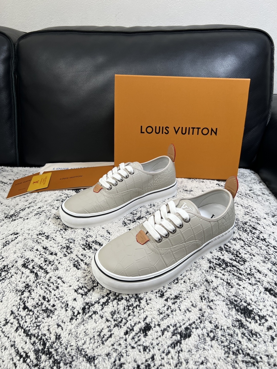 Lv  高品质  顶级工艺品  路易威登，运动板鞋专柜同步，鞋面意大利进口，高品质拼接缤纷色彩复杂工艺品，进口牛皮里垫柔