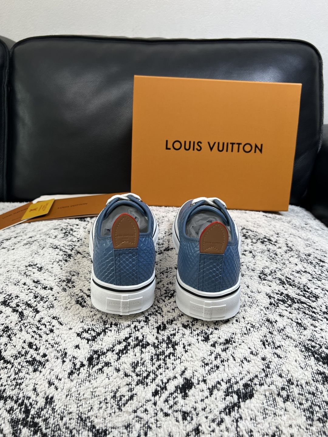 Lv  高品质  顶级工艺品  路易威登，运动板鞋专柜同步，鞋面意大利进口，高品质拼接缤纷色彩复杂工艺品，进口牛皮里垫柔