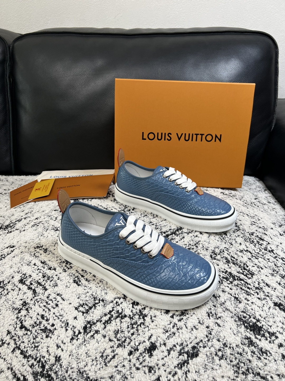 Lv  高品质  顶级工艺品  路易威登，运动板鞋专柜同步，鞋面意大利进口，高品质拼接缤纷色彩复杂工艺品，进口牛皮里垫柔